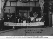 Inauguration du wobbly hall d'Everett (1916) — Sa fermeture puis la persécution des IWW par le shérif conduira au massacre d'Everett le 5 novembre.<br />coll. Labadie