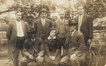 Quelques organisateurs IWW (Paterson, 1913)Debout, deuxième en partant de la gauche : Patrick Quinlan<br class='manualbr' />Assis : Hubert Harrison, Elizabeth Gurley Flynn et Big Bill Haywood