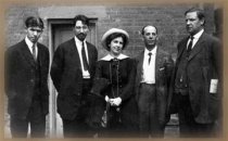 Paterson, 1913De gauche à droite Patrick Quinlan, Carlo Tresca, Elizabeth Gurley Flynn, Adolph Lessig et Big Bill Haywood.